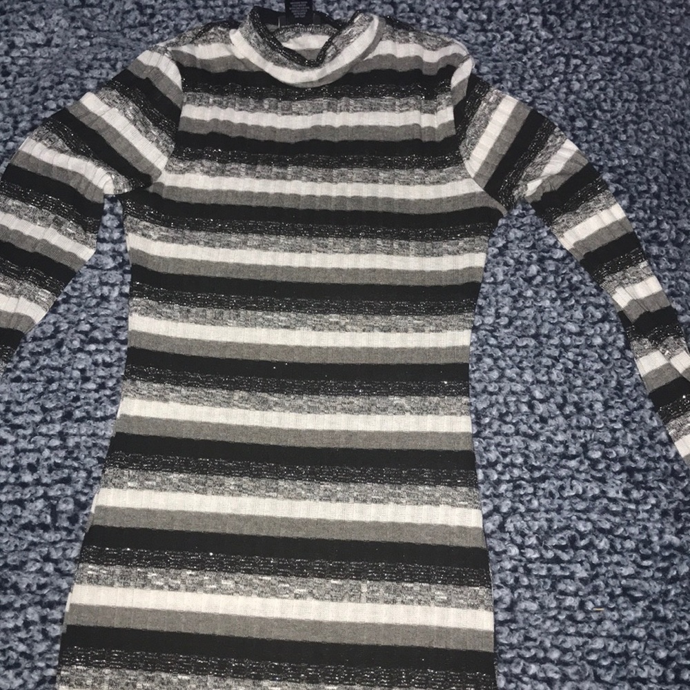 3/10 !! Form Fitting Long Sleeve Dress ✨